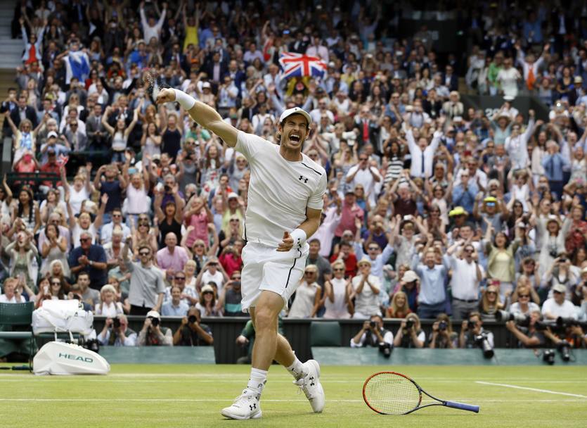 La gioia incontenibie di Murray che si  appena conquistato il 2 trofeo di Wimbledon (Ap)